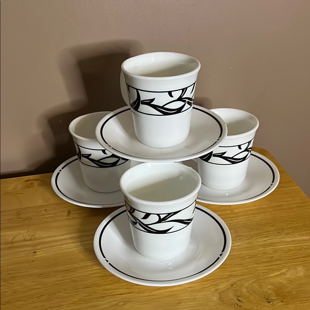😄Set of (4) cups and saucers corningware